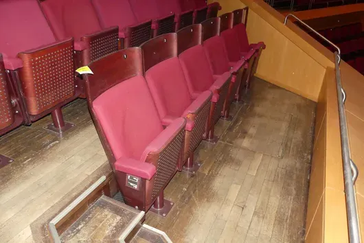 Teater-/salbestolning, 6 seter, polstrede klappseter, rød/brun