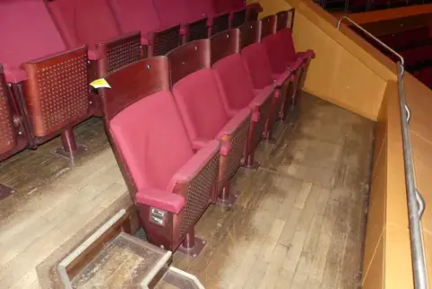 Tiyatro/salon koltukları, 6 kişilik, döşemeli katlanır koltuklar, kırmızı/kahverengi