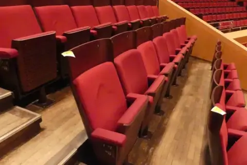 Tiyatro/salon koltukları, 8 kişilik, döşemeli katlanır koltuklar, kırmızı/kahverengi