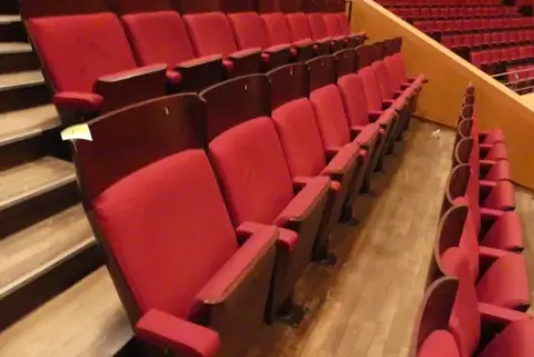 Tiyatro/salon koltukları, 9 oturma yeri, dolgulu katlanır koltuklar, kırmızı/kahverengi