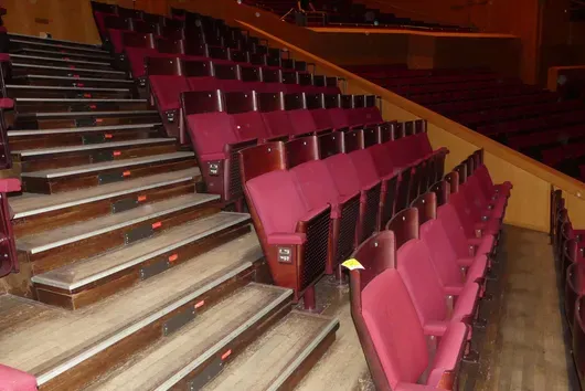 Teater-/salbestoler, 7 rader à 8–11 seter, polstrede klappseter, rød/brun