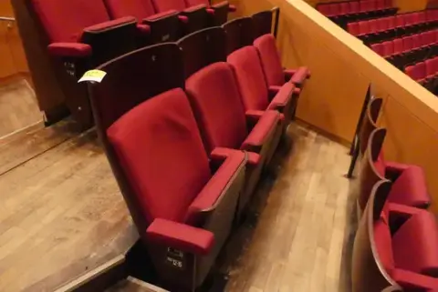 Tiyatro/salon koltukları, 4 oturma yeri, dolgulu katlanır koltuklar, kırmızı/kahverengi
