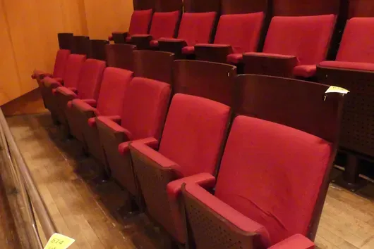Teater-/salstoler, 7 seter, polstrede klappseter, rød/brun