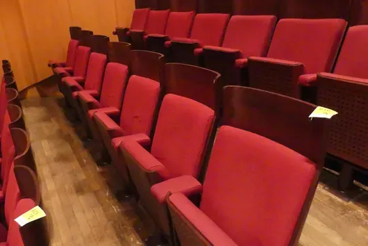 Teater-/salstoler, 7 seter, polstrede klappseter, rød/brun