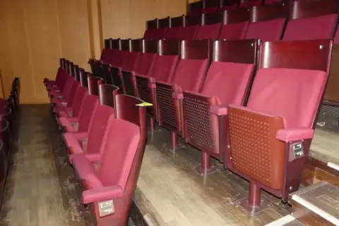 Kazališne/dvoranske sjedalice, 2 reda po 9 sjedala (18 sjedala), tapecirana preklopna sjedala, crveno/smeđe