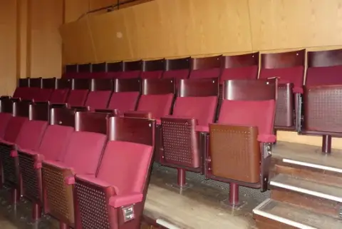 Kazališne/dvoranske sjedalice, 3 reda (2x 10 i 1x 11 sjedala, 31 sjedalo), tapecirana preklopna sjedala, crveno/smeđe