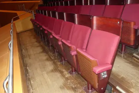 Tiyatro salonu koltukları, 10 oturma yeri, dolgulu katlanır koltuklar, kırmızı/kahverengi