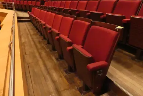 Tiyatro/salon koltukları, 13 koltuk, dolgulu katlanır koltuklar, kırmızı/kahverengi