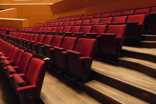 Teater-/salstoler, 5 rader, polstrede klappseter, rød/brun