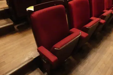 Tiyatro/salon koltukları, salonda 8 sıra, döşemeli katlanır koltuklar, kırmızı/kahverengi