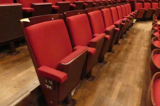 Teater-/salbestoler, 9 polstrede klappseter, rød/brun