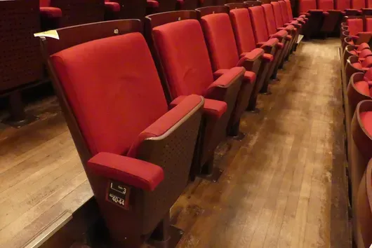 Teater-/salbestoler, 9 seter, polstrede klappseter, rød/brun