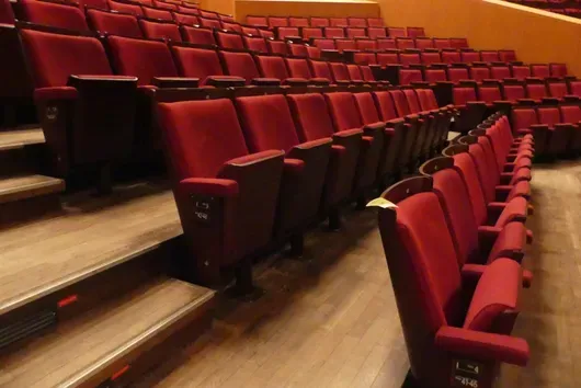 Teater-/salbestoler, 3 rader, polstrede klappseter, rød/brun