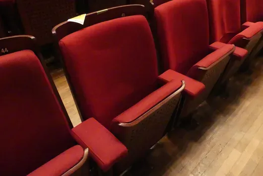 Teater-/salsestole, polstrede klapsæder, rød/brun