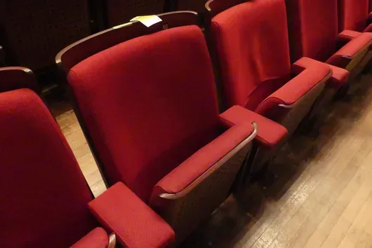 Teater-/salsestole, polstrede klapsæder, rød/brun