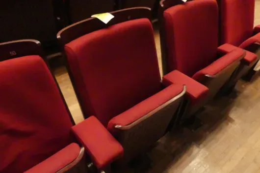 Teater-/salsestole, polstrede klapsæder, rød/brun