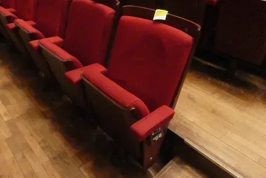 Teater-/salsestole, polstrede klapsæder, rød/brun
