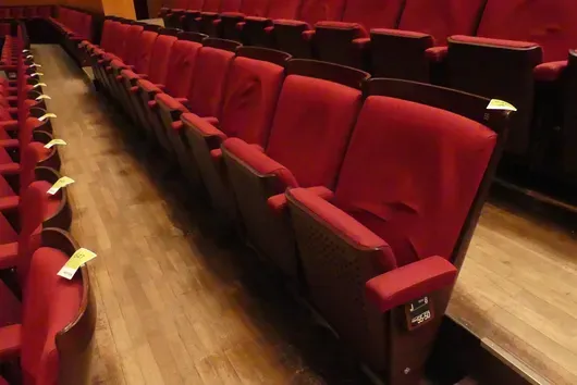 Teater-/salstoler, 14 sitteplasser, polstrede klappseter, rød/brun