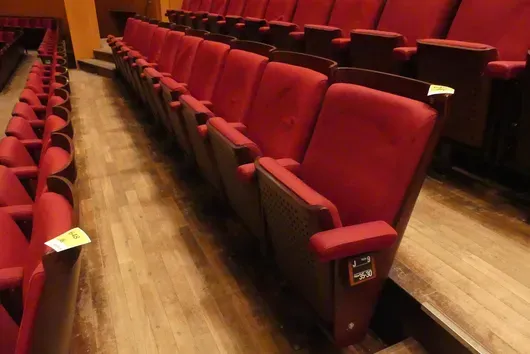 Teater-/salstoler, 11 sitteplasser, polstrede klappseter, rød/brun