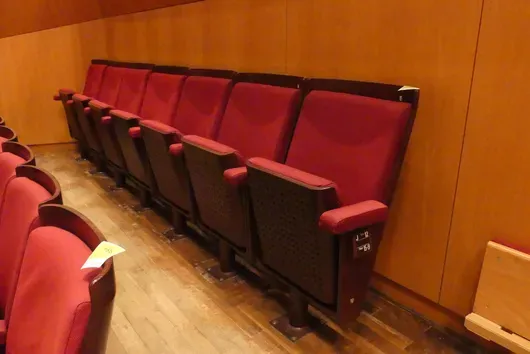 Teater-/salstoler, 7 seter, polstrede klappseter, rød/brun