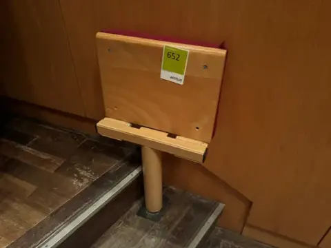 Egyedi billenő szék/vészkijárati szék, fa piros ülőpárnával, padlóra szerelt