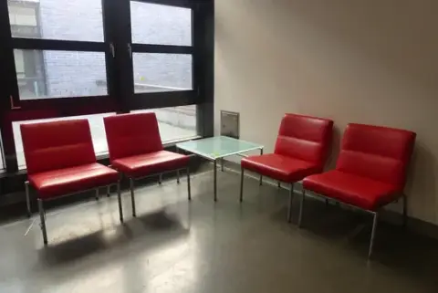 Ülőgarnitúra: 4 piros párnázott szék fémvázzal, 1 oldalasztal üveglappal