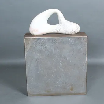 UKJENT KUNSTNER. Skulpturell marmorskulptur på metallsokkel.