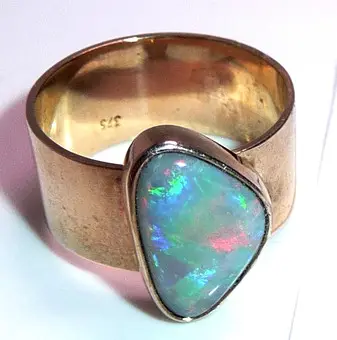 Ring mit Opal.