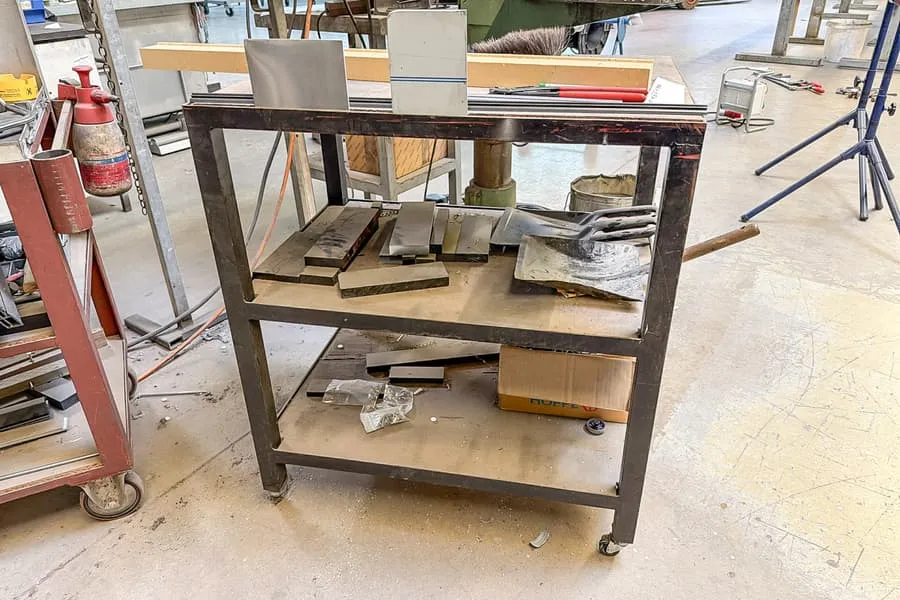 带内容物的工具车:各类物品