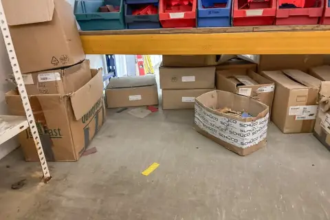 Indhold af reolplan: diverse samlings- og fastgørelsesmaterialer