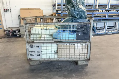 Cutie cu grătar cu conținut: resturi de material izolant