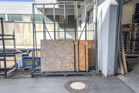 Suport de transport cu conținut: plăci de particule