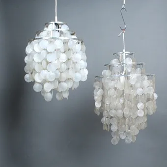 VERNER PANTON. Twee plafondlampen / hanglampen, schelp, model: 'Fun', jaren 1960