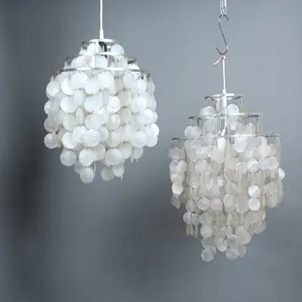 VERNER PANTON. To taklamper/hengende lamper, skjell, modell: 'Fun', 1960-tallet.