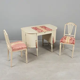 BIEDERMEIER sett skrivebord med to stoler, tre, tekstil, 1800-tallet. (3).