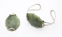 套装含手镯和大型吊坠，苔藓葡萄石，均镶银（有印记），总重约50克，吊坠约5.5 x 4厘米