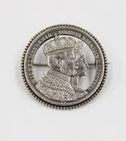 Antik broche, fremstillet af preussisk kroningstaler fra 1861, sølv, ca. 17,7 g, d 3,8 cm