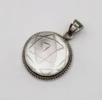 Sølvvedhæng, cabochon af bjergkrystal, Sri Yantra-symbol, ca. d-2,5 cm