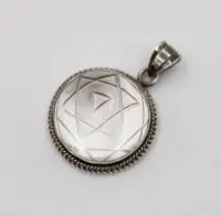 Sølvvedhæng, cabochon af bjergkrystal, Sri Yantra-symbol, ca. d-2,5 cm