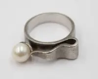 Moderne 925-sølvring med perle, 8,2 g, str. 57