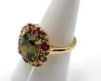Guldfarvet ring med farvesten, str. 56