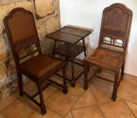 Mesa más dos sillas historicistas, principios del siglo XX, norte de Alemania