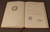 Certificat de décoration signé Willi Stopf et divers documents d'identité de la RDA, 1949-1989