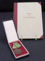 Medalla de la KVP con certificado, RDA 1949-1989