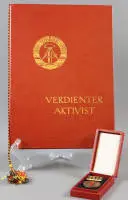 Medaille "Verdienter Aktivist" mit Urkunde, DDR 1949 - 1989