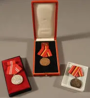 Drei Verdienstmedaillen der Kampfgruppen der DDR 1949-1989