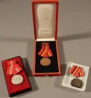 Drei Verdienstmedaillen der Kampfgruppen der DDR 1949-1989