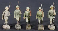 Militært legetøj, 5 marcherende soldater, mærke Elastolin Germany før 1945, tysk
