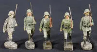 Militært legetøj, 5 marcherende soldater, mærke Elastolin Germany før 1945, tysk