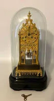 Pendule à tourelle dorée avec dôme, Angleterre milieu du XIXe siècle
